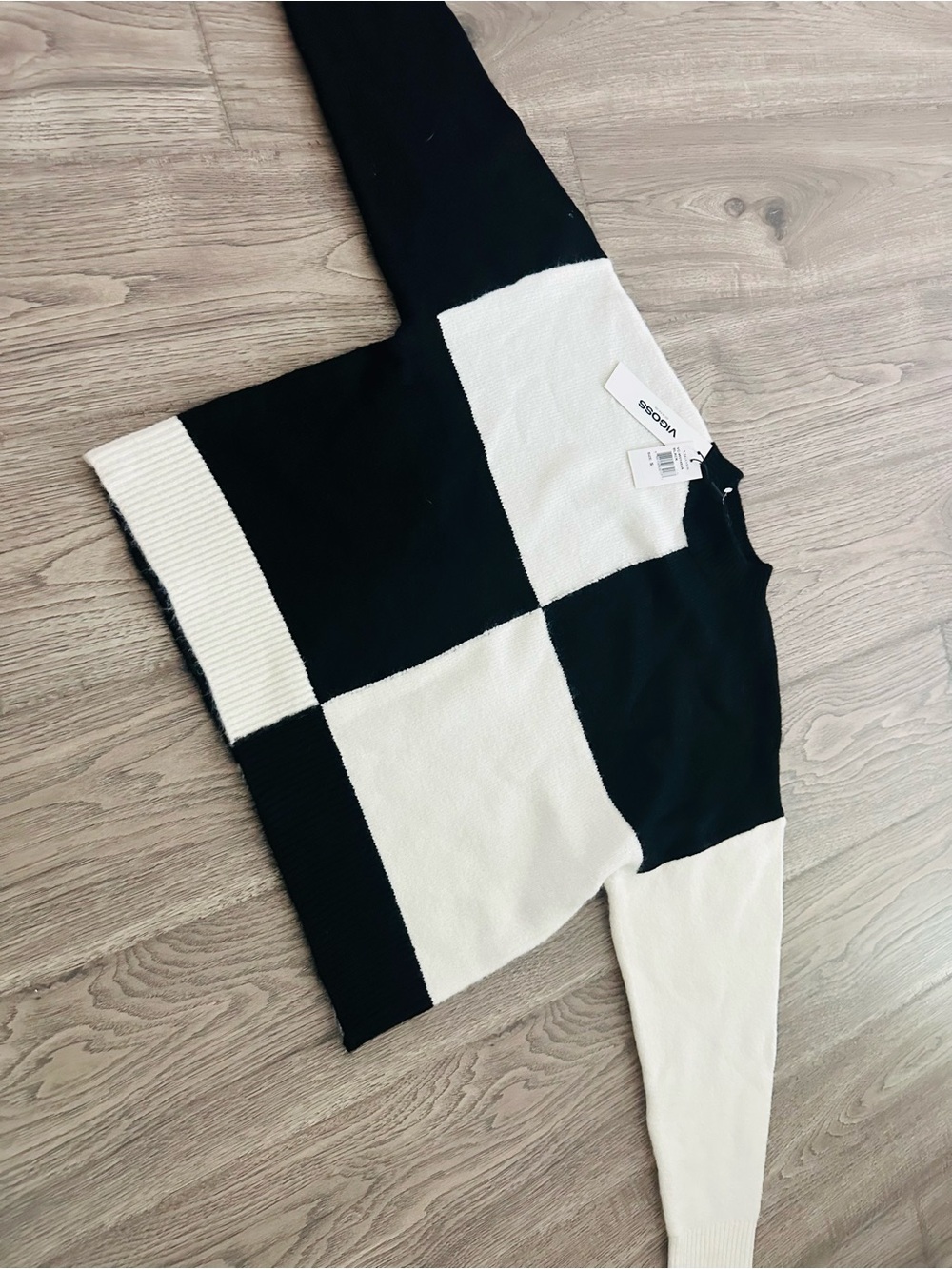 Vigoss Black and White Crewneck Sweater